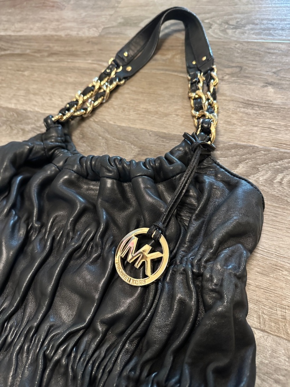 Michael Kors leather shoulder bag. - Picture 2 of 7